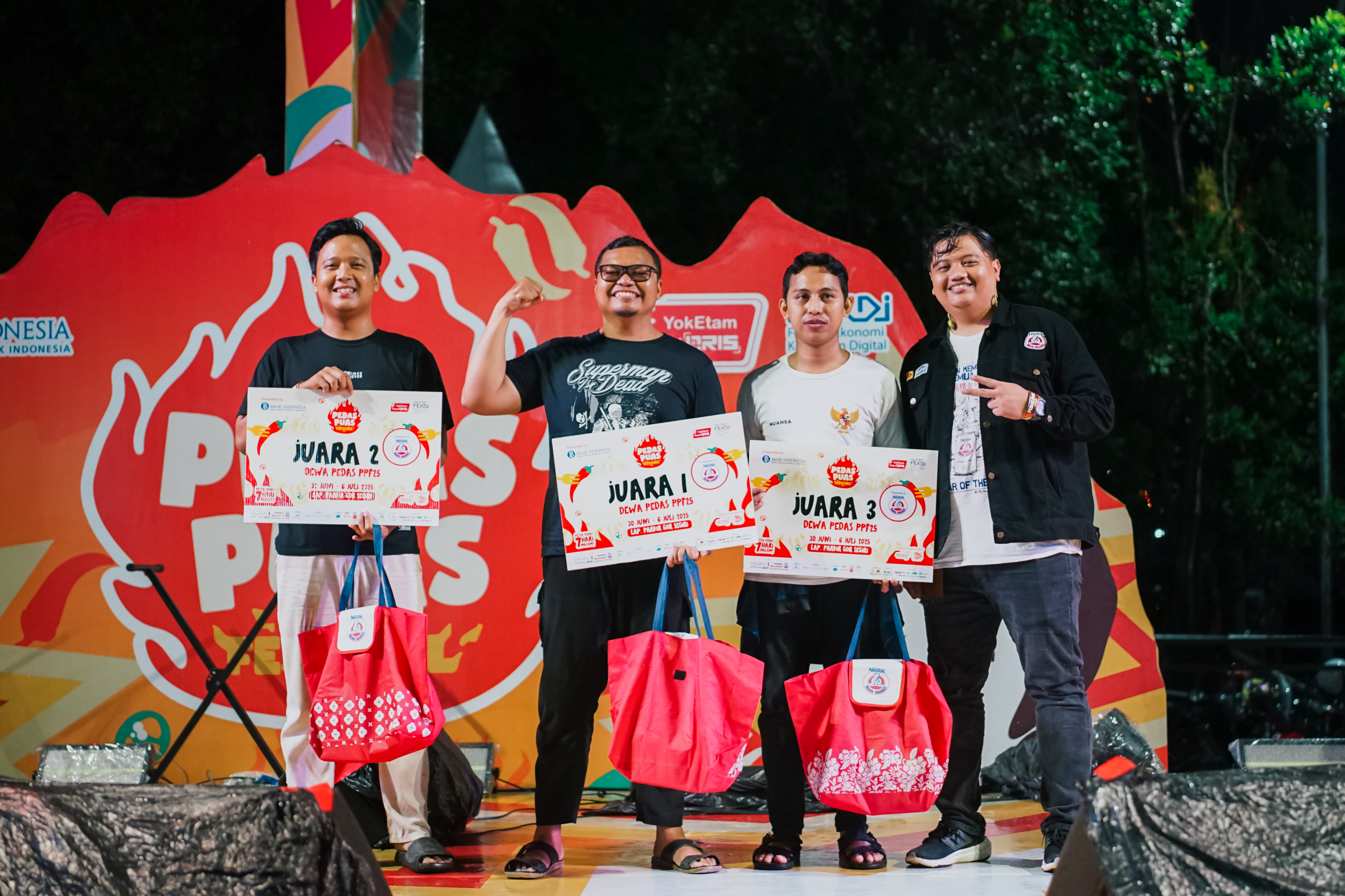 Tiga finalis Dewa Pedas berpose usai menerima penghargaan di malam penutupan Pedas Puas Festival 2025. Kompetisi ini menjadi salah satu momen paling ditunggu, menguji ketahanan peserta melawan pedas ekstrem. 